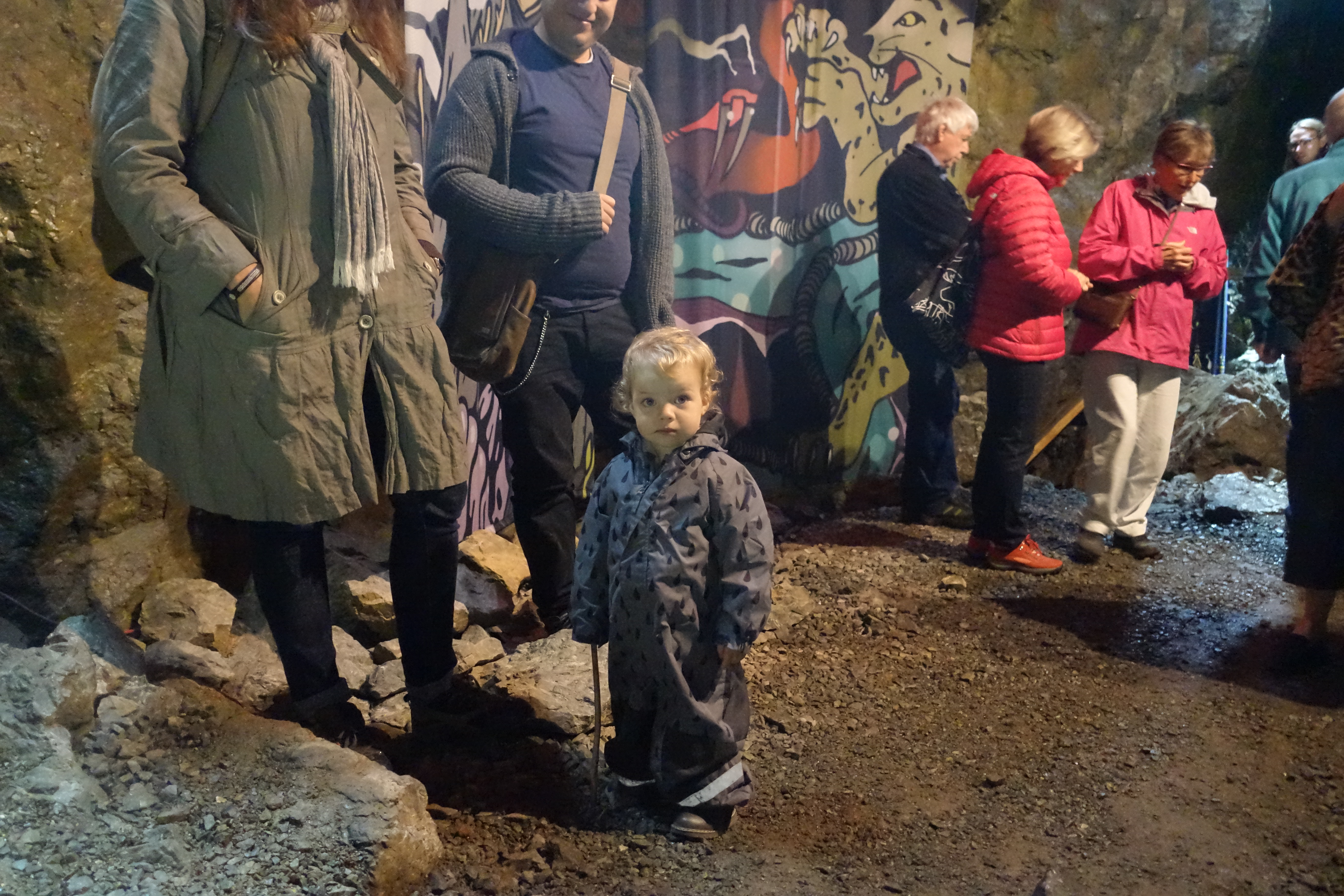 Hoverbergsgrottan_barn i utställningen