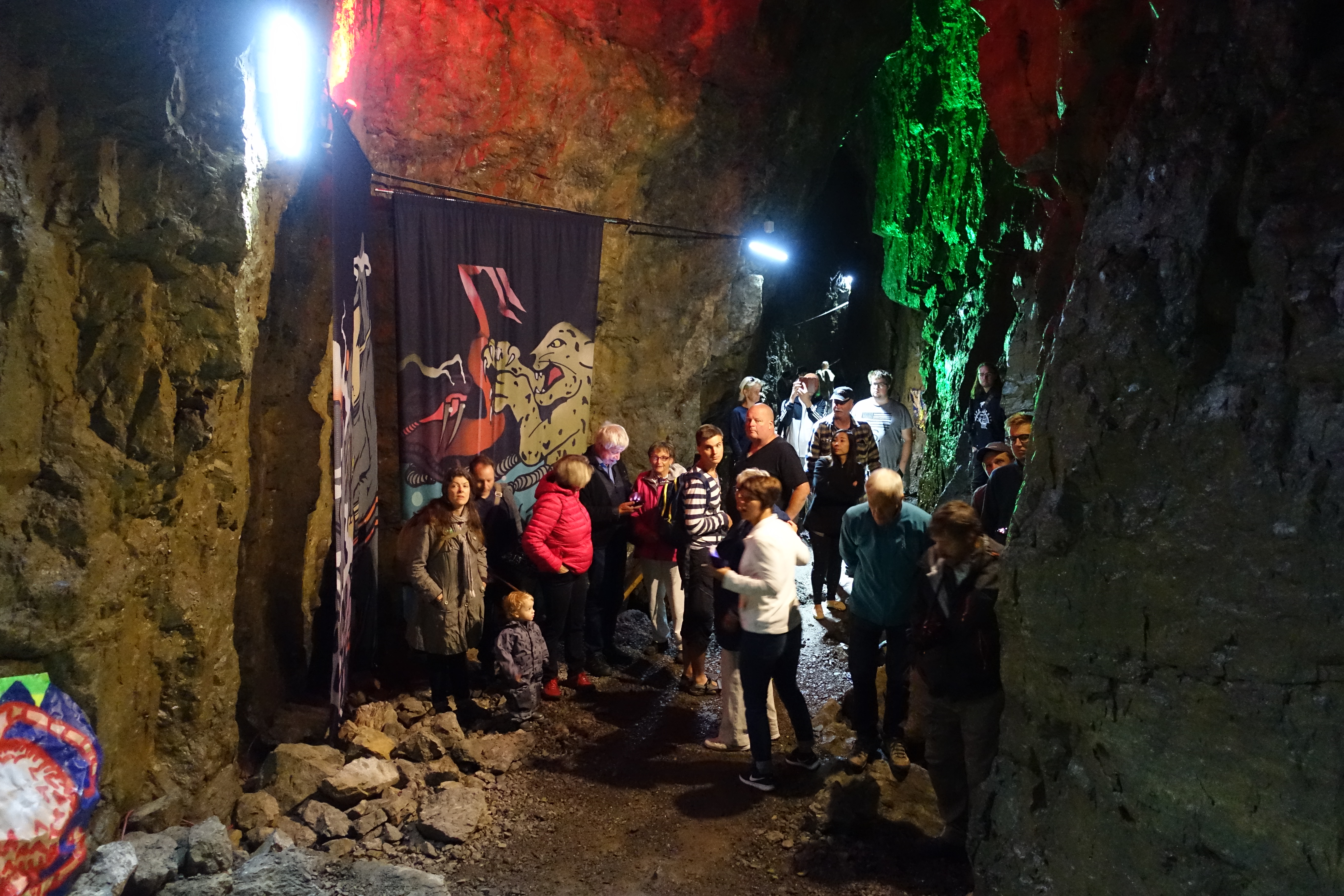 Hoverbergsgrottan_Publik vid utställningen